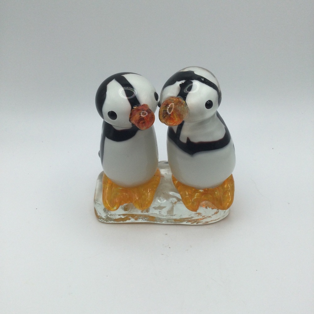 Hand blown Art Glass Puffin Penguin Kissing Lovebirds On Ice Paperweight Figurin